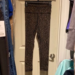 Lululemon size 4 25” high rise brown print worn once excellent